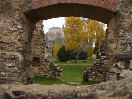 Veszprémi Vár | Háttérben a vár, veszprémi Domonkos kolostorrom irányából